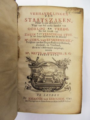 Verhandelingen van Staatszaken, Vervat in Twee Boeken. Leyden, Johannes van Kerckhem, 1740.