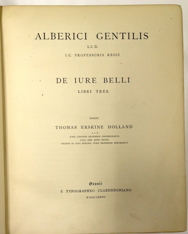 Alberici Gentilis De Iure Belli, Libri tres. Oxfonii, E Typographeo Clarendoniano, 1877.