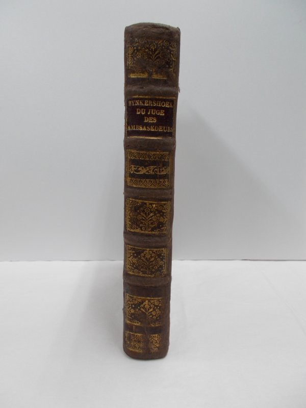 Traite du Juge Competent des Ambassadeurs. Traduit du Latin par Jean Barbeyrac. A la Haye, Thomas Johnson, 1723.