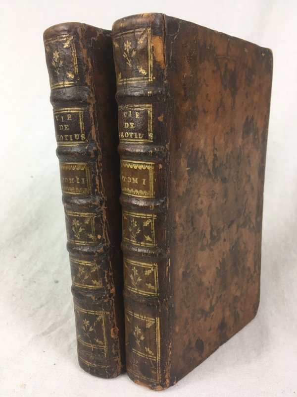 Vie de Grotius avec l'histoire de ses ouvrages, et des negociations auxquelles il fut employe. Tome 1-2. Paris, Debure l'aine, 1752.