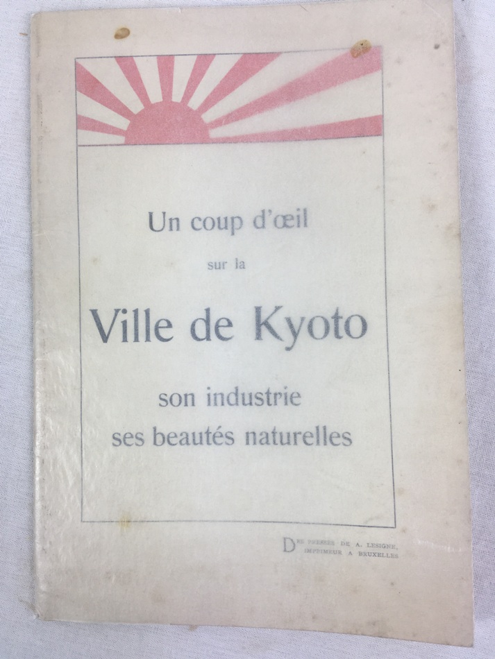 Un coup d'oeil sur la Ville de Kyoto, son industries es beuates naturelles, Des presses de a. lesigne, Imprimeur a Bruxelles, [1939].